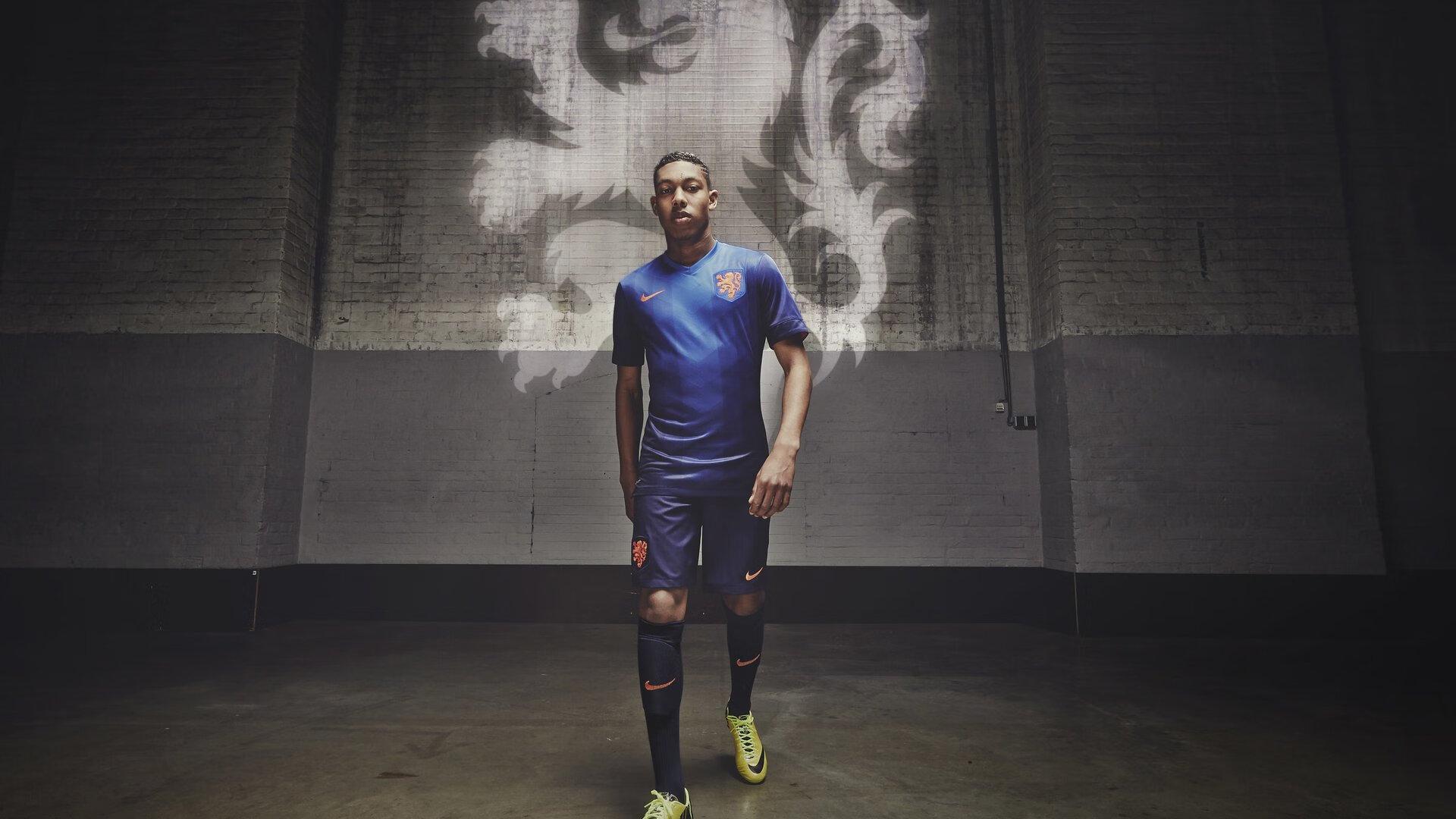 切尔西与曼联就加纳乔转会展开深入谈判，转会市场再掀波澜