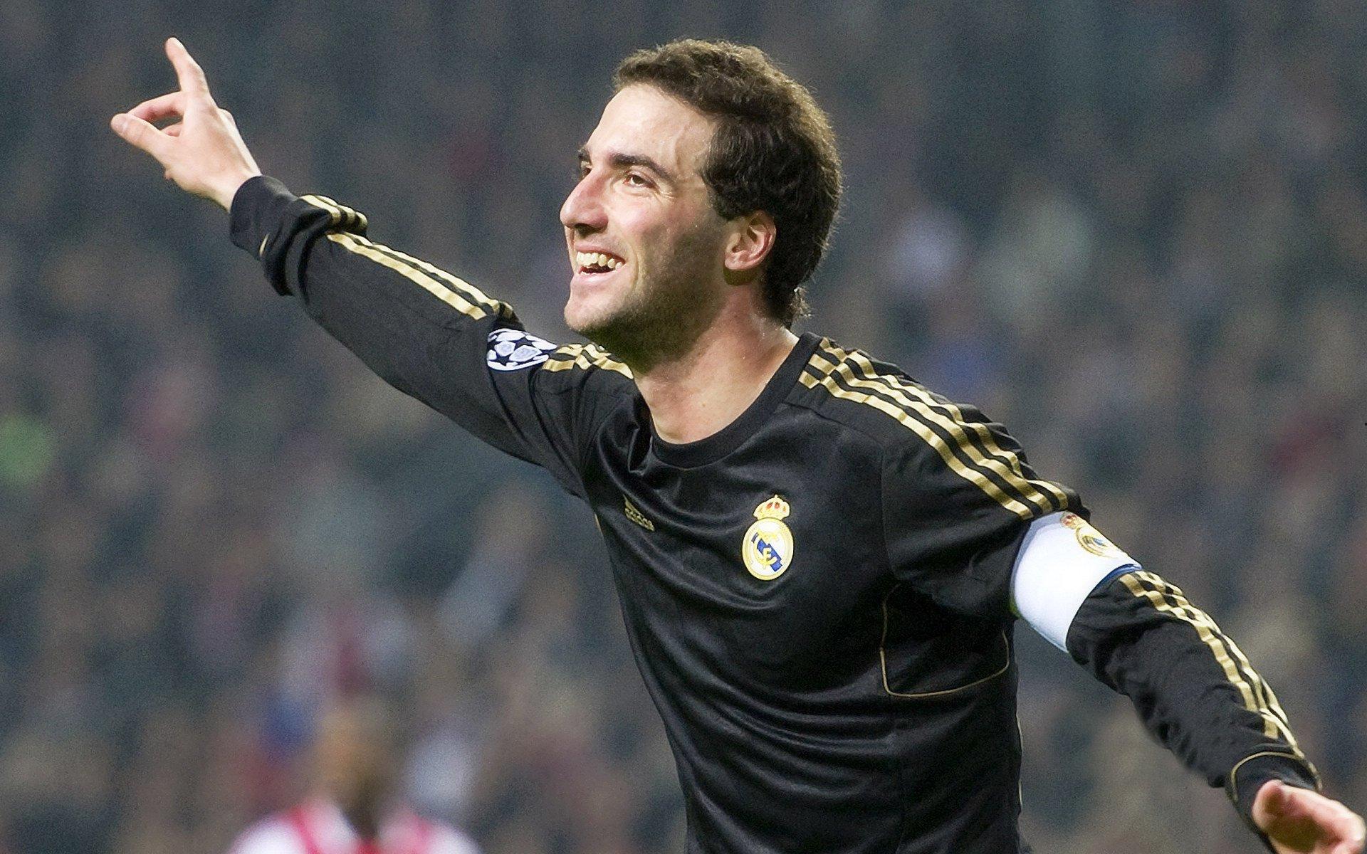 佩德里冷静得可怕！连续晃动抽射远角得手，巴萨2-0力克皇马登顶西甲